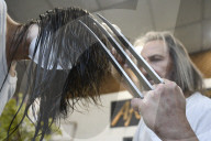 FEATURE - Alberto mit den Scherenhänden: Spanischer Friseur schneidet die Haare auf aussergewöhnliche Weise