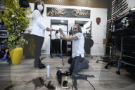 FEATURE - Alberto mit den Scherenhänden: Spanischer Friseur schneidet die Haare auf aussergewöhnliche Weise