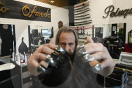 FEATURE - Alberto mit den Scherenhänden: Spanischer Friseur schneidet die Haare auf aussergewöhnliche Weise