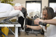 FEATURE - Alberto mit den Scherenhänden: Spanischer Friseur schneidet die Haare auf aussergewöhnliche Weise