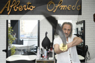 FEATURE - Alberto mit den Scherenhänden: Spanischer Friseur schneidet die Haare auf aussergewöhnliche Weise
