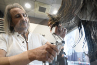 FEATURE - Alberto mit den Scherenhänden: Spanischer Friseur schneidet die Haare auf aussergewöhnliche Weise