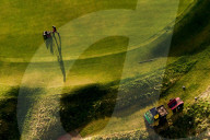 FEATURE - Ein Greenkeeper im Wallasey Golf Club, Wirral, mäht den Rasen
