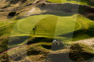 FEATURE - Ein Greenkeeper im Wallasey Golf Club, Wirral, mäht den Rasen
