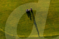 FEATURE - Ein Greenkeeper im Wallasey Golf Club, Wirral, mäht den Rasen