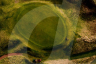 FEATURE - Ein Greenkeeper im Wallasey Golf Club, Wirral, mäht den Rasen