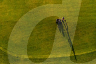 FEATURE - Ein Greenkeeper im Wallasey Golf Club, Wirral, mäht den Rasen
