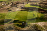 FEATURE - Ein Greenkeeper im Wallasey Golf Club, Wirral, mäht den Rasen