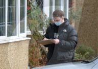 NEWS - Coronavirus: Mitarbeiter des Surrey Local Resilience Forums verteilen 9000 Corona-Heimtests in Woking, UK