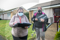 NEWS - Coronavirus: Mitarbeiter des Surrey Local Resilience Forums verteilen 9000 Corona-Heimtests in Woking, UK