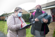 NEWS - Coronavirus: Mitarbeiter des Surrey Local Resilience Forums verteilen 9000 Corona-Heimtests in Woking, UK