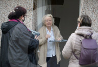NEWS - Coronavirus: Mitarbeiter des Surrey Local Resilience Forums verteilen 9000 Corona-Heimtests in Woking, UK