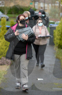 NEWS - Coronavirus: Mitarbeiter des Surrey Local Resilience Forums verteilen 9000 Corona-Heimtests in Woking, UK