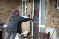 NEWS - Coronavirus: Mitarbeiter des Surrey Local Resilience Forums verteilen 9000 Corona-Heimtests in Woking, UK