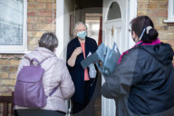NEWS - Coronavirus: Mitarbeiter des Surrey Local Resilience Forums verteilen 9000 Corona-Heimtests in Woking, UK