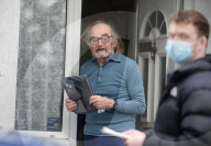 NEWS - Coronavirus: Mitarbeiter des Surrey Local Resilience Forums verteilen 9000 Corona-Heimtests in Woking, UK