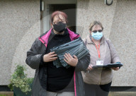 NEWS - Coronavirus: Mitarbeiter des Surrey Local Resilience Forums verteilen 9000 Corona-Heimtests in Woking, UK
