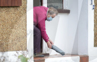 NEWS - Coronavirus: Mitarbeiter des Surrey Local Resilience Forums verteilen 9000 Corona-Heimtests in Woking, UK