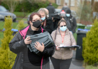 NEWS - Coronavirus: Mitarbeiter des Surrey Local Resilience Forums verteilen 9000 Corona-Heimtests in Woking, UK