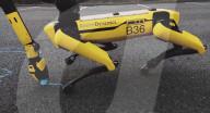 FEATURE - Roboter-Hund ist mit einem Arm noch vielseitiger einsetzbar
