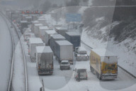 NEWS - Schneechaos in Deutschland: Autobahn 4 bei Dresden dicht