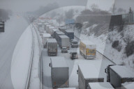 NEWS - Schneechaos in Deutschland: Autobahn 4 bei Dresden dicht