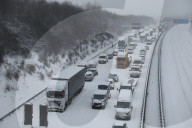 NEWS - Schneechaos in Deutschland: Autobahn 4 bei Dresden dicht