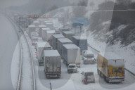 NEWS - Schneechaos in Deutschland: Autobahn 4 bei Dresden dicht