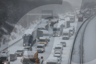 NEWS - Schneechaos in Deutschland: Autobahn 4 bei Dresden dicht