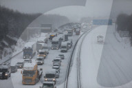 NEWS - Schneechaos in Deutschland: Autobahn 4 bei Dresden dicht