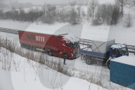 NEWS - Schneechaos in Deutschland: Autobahn 4 bei Dresden dicht