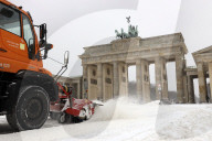 NEWS - Berlin im Schnee: Winterdienst am Brandenburger Tor