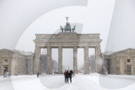 NEWS - Berlin im Schnee: Winterdienst am Brandenburger Tor