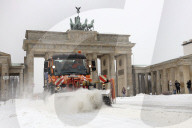 NEWS - Berlin im Schnee: Winterdienst am Brandenburger Tor