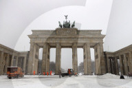 NEWS - Berlin im Schnee: Winterdienst am Brandenburger Tor