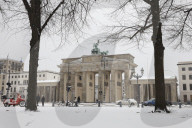 NEWS - Berlin im Schnee: Winterdienst am Brandenburger Tor