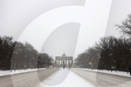 NEWS - Berlin im Schnee: Winterdienst am Brandenburger Tor