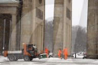 NEWS - Berlin im Schnee: Winterdienst am Brandenburger Tor