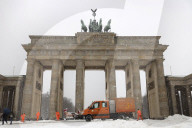 NEWS - Berlin im Schnee: Winterdienst am Brandenburger Tor