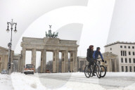 NEWS - Berlin im Schnee: Winterdienst am Brandenburger Tor