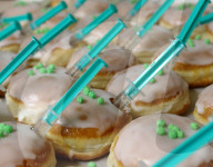NEWS - Coronavirus: 21 Garantiert nicht Ansteckend- Die Coronaspritz-Krapfen der Landshuter Bäckerei Gschaider