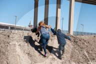 NEWS - Mexico: Migrantinnen überqueren den Rio Grande an der US-Grenze bei Juarez