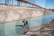 NEWS - Mexico: Migrantinnen überqueren den Rio Grande an der US-Grenze bei Juarez