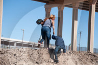 NEWS - Mexico: Migrantinnen überqueren den Rio Grande an der US-Grenze bei Juarez