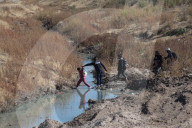 NEWS - Mexico: Migrantinnen überqueren den Rio Grande an der US-Grenze bei Juarez