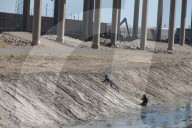 NEWS - Mexico: Migrantinnen überqueren den Rio Grande an der US-Grenze bei Juarez