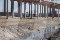 NEWS - Mexico: Migrantinnen überqueren den Rio Grande an der US-Grenze bei Juarez