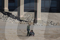 NEWS - Mexico: Migrantinnen überqueren den Rio Grande an der US-Grenze bei Juarez