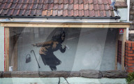 FEATURE - Fast wie im Louvre: Neues Banksy Wandgemälde in Bristol bekommt ein Schutz vor Vandalismus