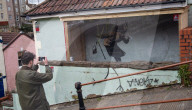 FEATURE - Fast wie im Louvre: Neues Banksy Wandgemälde in Bristol bekommt ein Schutz vor Vandalismus